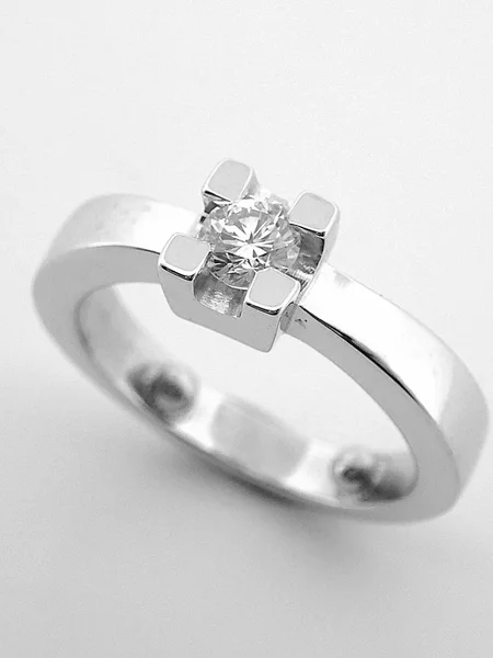 Bague en diamants , l'Aetlier de la Dourbie, joaillierie à Millau Aveyron
